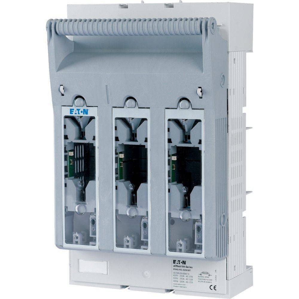 Eine elektrische Schaltanlage mit drei sichtbaren Leistungsschaltern, mit dem Etikett 'Eaton', die ein graues Gehäuse besitzt und für die Verwaltung der Stromverteilung konzipiert ist.