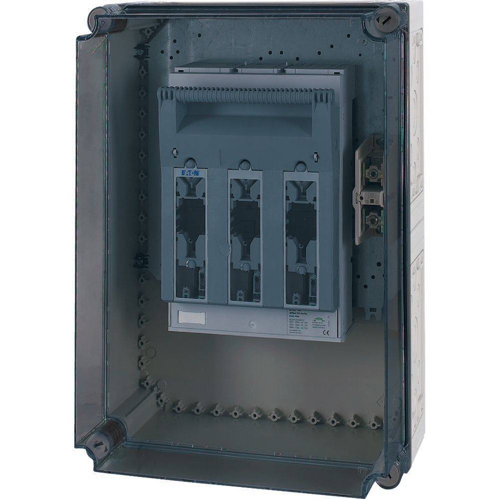 Ein elektrischer Verteilerschrank mit mehreren Steckplätzen und einer transparenten Schutzabdeckung.