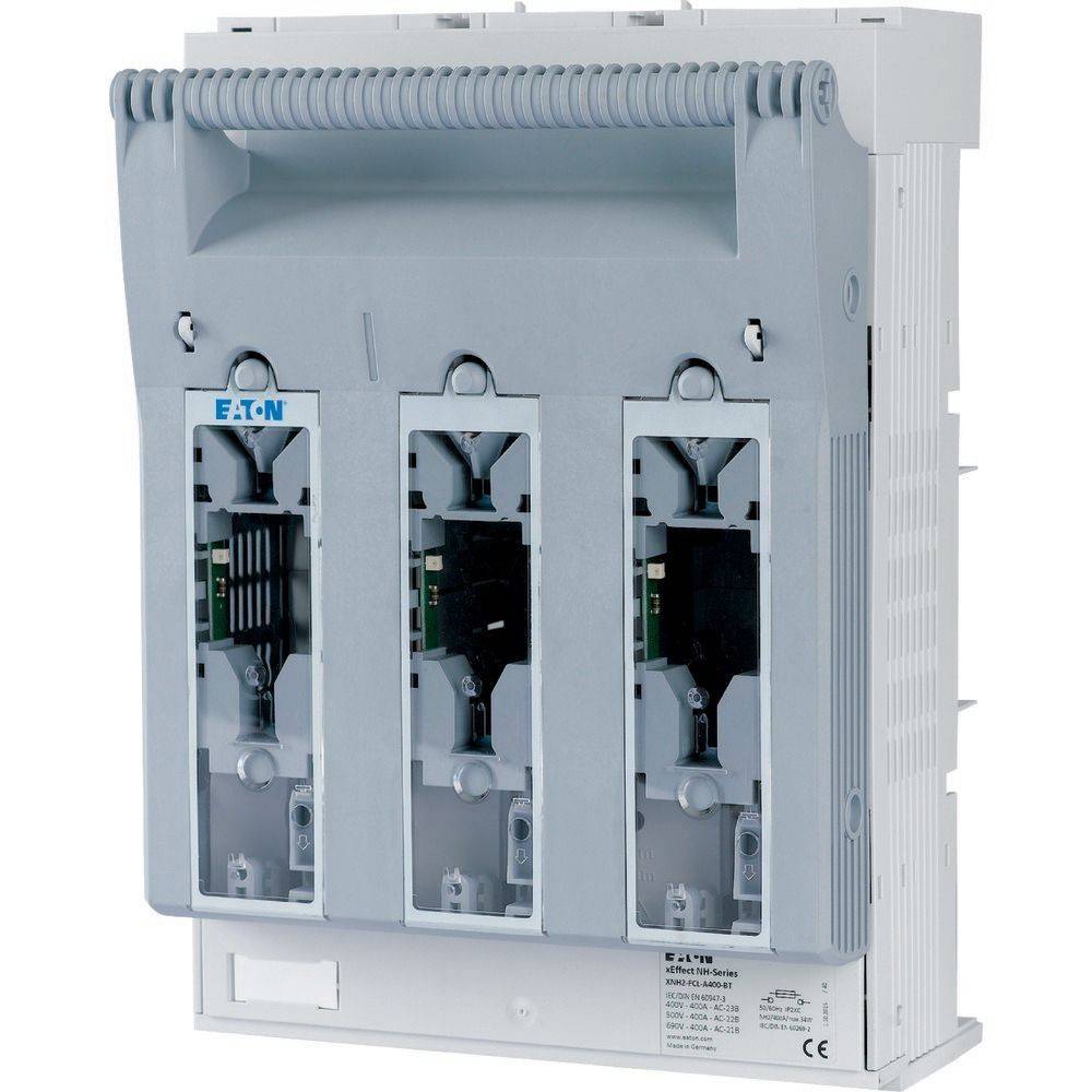 Eine elektrische Schaltanlage mit drei grauen Vertikalkompartimenten, die Sammelschienen und Anschlusspunkte zeigt. Geeignet für industrielle Anwendungen.