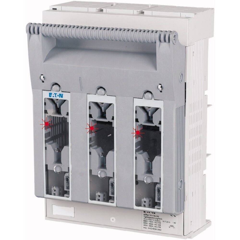 Ein Dreipolen-Leistungsschalter mit sichtbaren Kippschaltern, die jeweils mit einer roten Linie gekennzeichnet sind, der für elektrische Sicherheit und Steuerung verwendet wird.