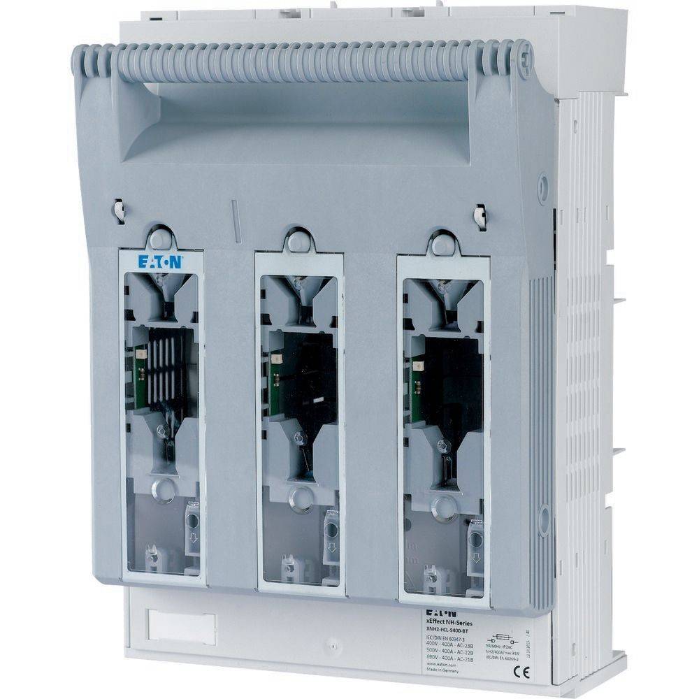 Eine dreiphasige elektrische Schaltanlage mit drei Kompartimenten, die interne Schaltkreiskomponenten zeigt und in einem weißen Gehäuse untergebracht ist.