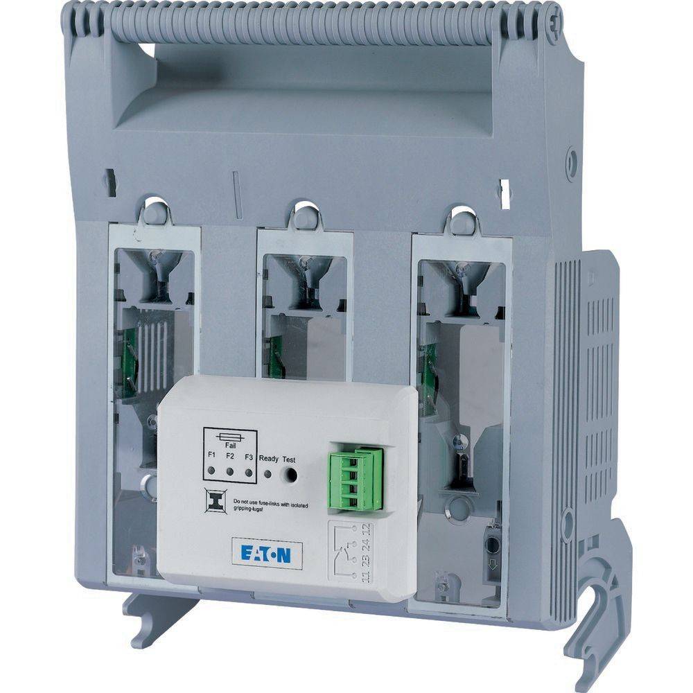 Ein elektrisches Schaltanlagengerät mit mehreren Steckplätzen und einem beschrifteten Bedienfeld an der Vorderseite. Es wird zur Steuerung von Schaltkreisfunktionen verwendet.