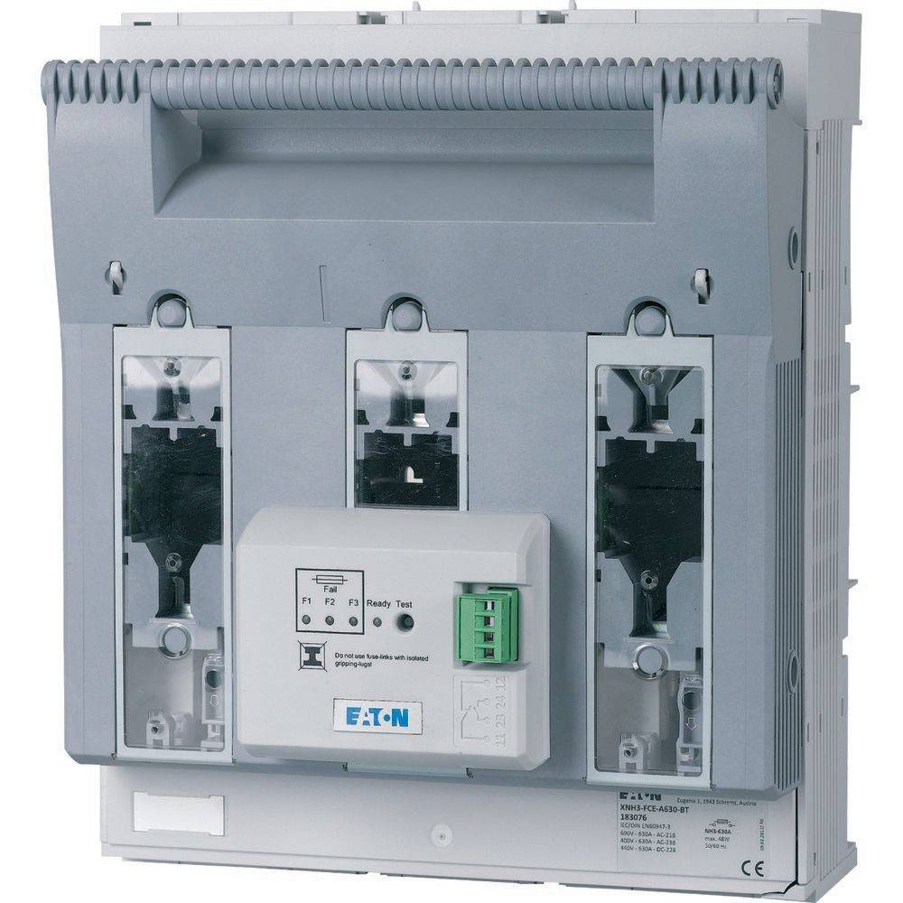 Eaton-Leistungsschalter mit Dreifach-Steckdesign, in grau und weiß gehalten, zur Steuerung elektrischer Schaltkreise in industriellen Umgebungen.