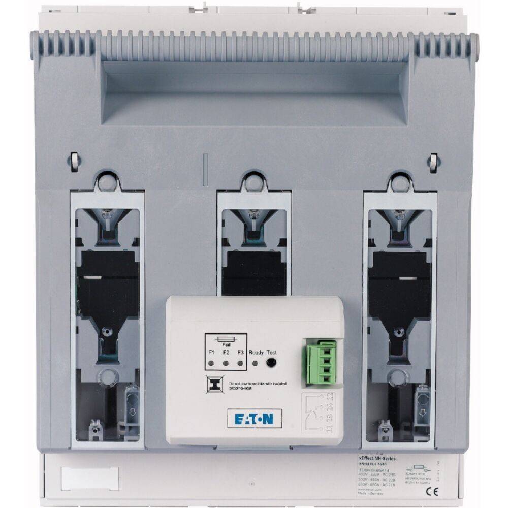Ein Leistungsschalter mit einer zentralen Steuereinheit, der Marke 'Eaton', mit drei modularen Steckplätzen und einem grünen Endverbinder.