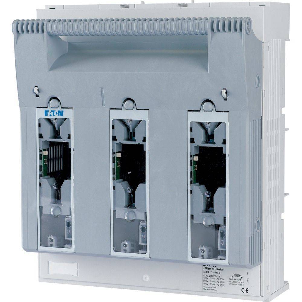 Ein dreiphasiger elektrischer Schaltgerät mit drei sichtbaren Abteilen für Leistungsschalter, oben links mit 'EATON' gekennzeichnet.