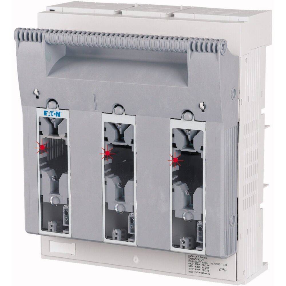 Dreipoliger Trennschalter mit Handgriff oben, der offene Verbindungen für elektrische Anschlüsse zeigt, verwendet in der Energieversorgung.