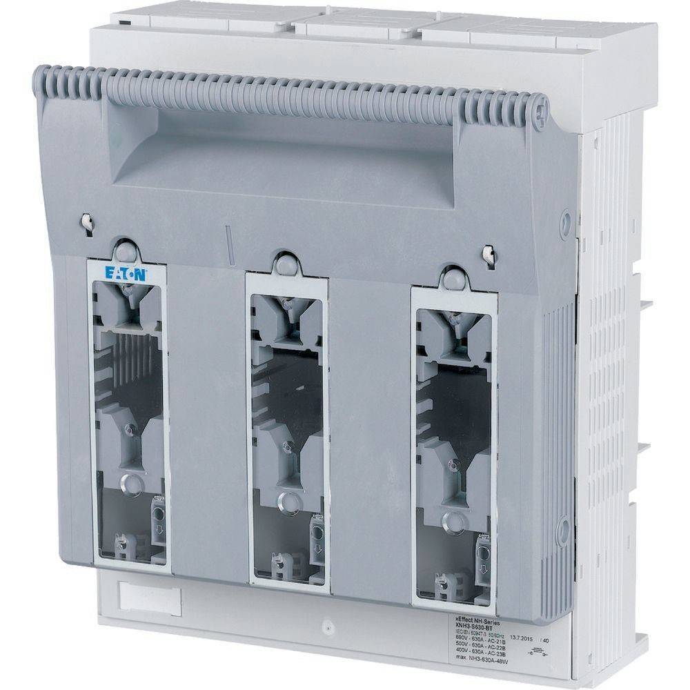 Dreipoliger elektrischer Trennschalter mit grauem Panel und sichtbaren Fächern zur Sicherungsinstallation.