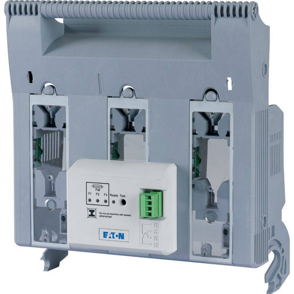 Eine Metall-Elektroschaltanlage mit drei Schlitzen, einem Griff oben und einem Bedienfeld mit der Bezeichnung 'Eaton' an der Vorderseite.