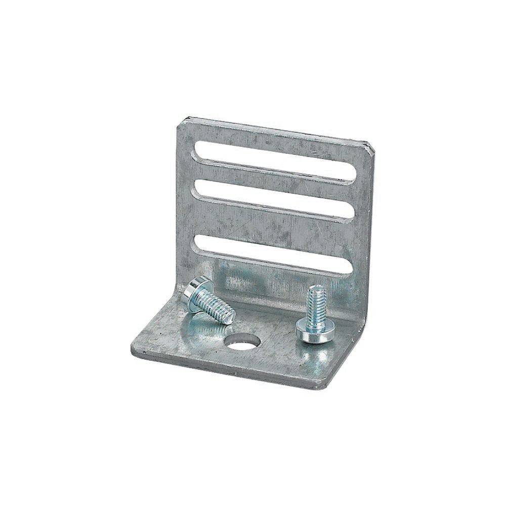 Ein Metallwinkel mit Bolzenlöchern und horizontalen Schlitzen, begleitet von zwei Schrauben, zum Befestigen und Montieren.