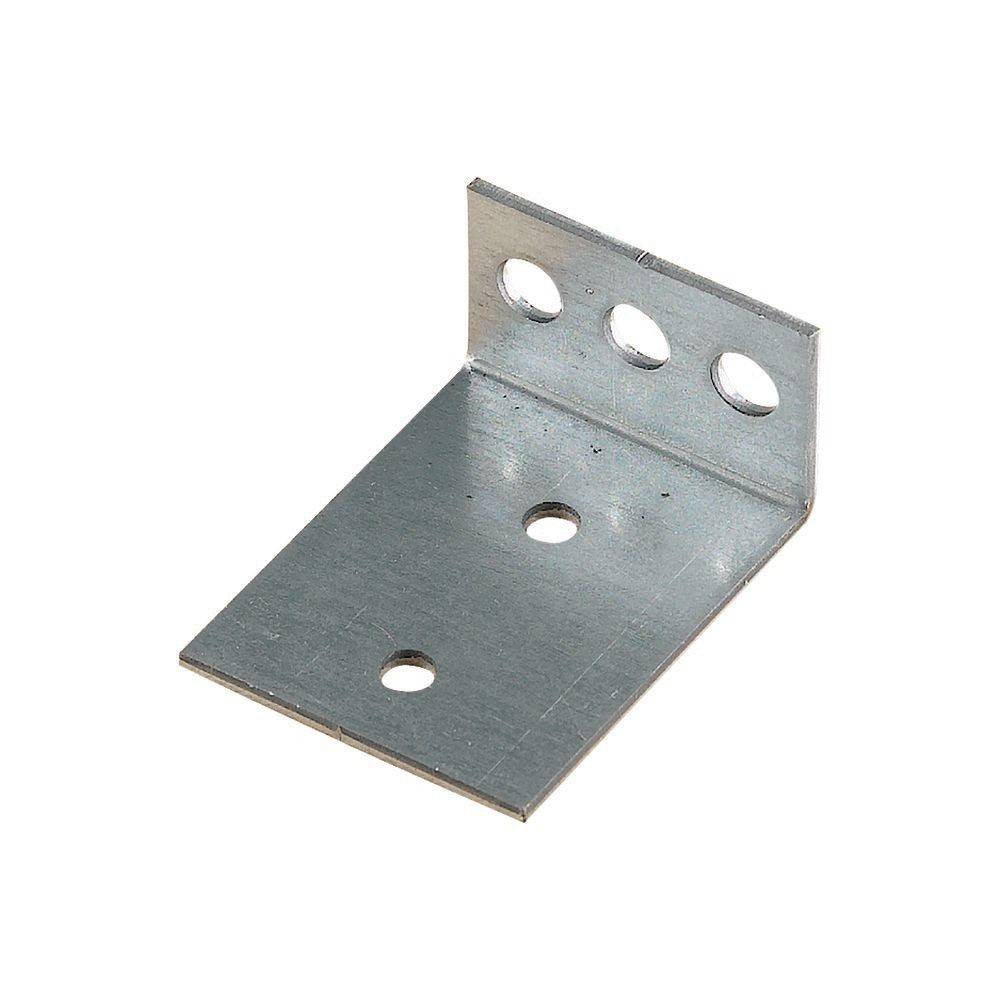 Eine L-förmige Metallhalterung mit drei Löchern an jeder Seite, die zur strukturellen Unterstützung oder Befestigung bei Bau- oder Heimwerker-Projekten verwendet wird.