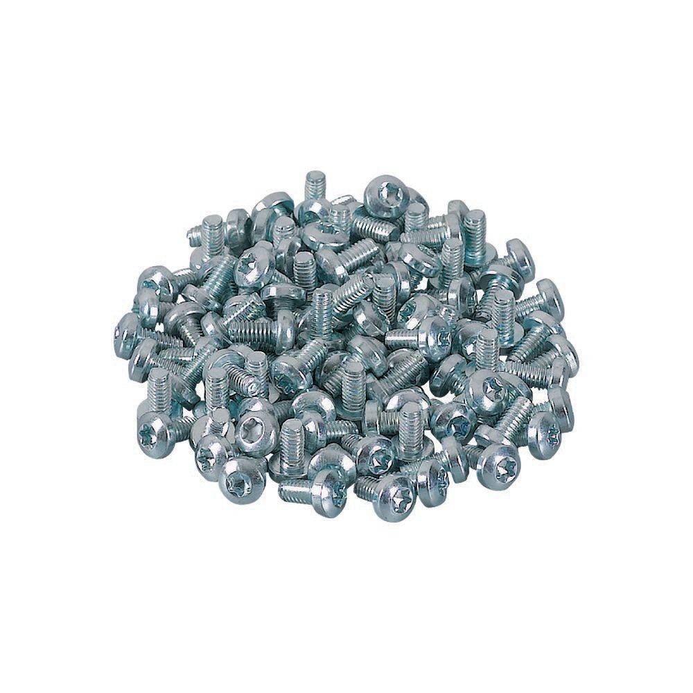 Ein Haufen silberner Metallschrauben mit sechseckigen Köpfen, zufällig angeordnet.