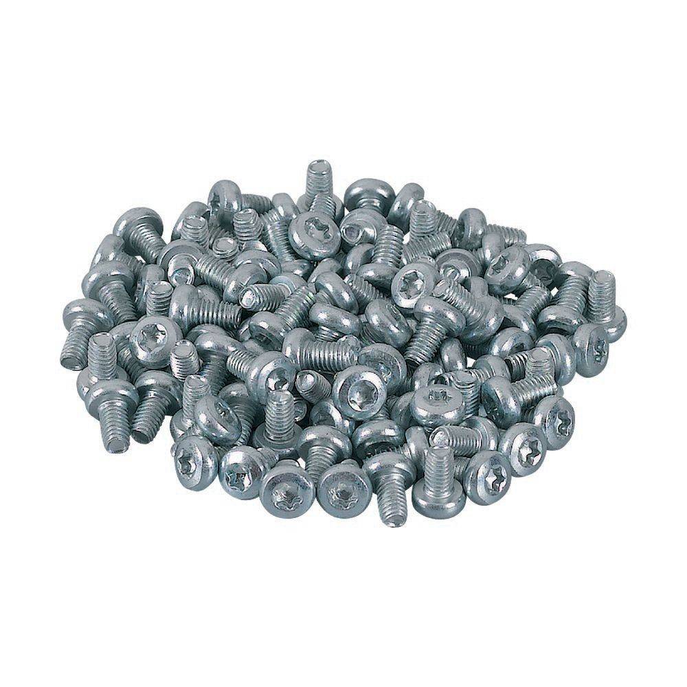 Ein Haufen silberner Innensechskantschrauben, geeignet für Metallmontage oder Reparaturen, auf weißem Hintergrund präsentiert.