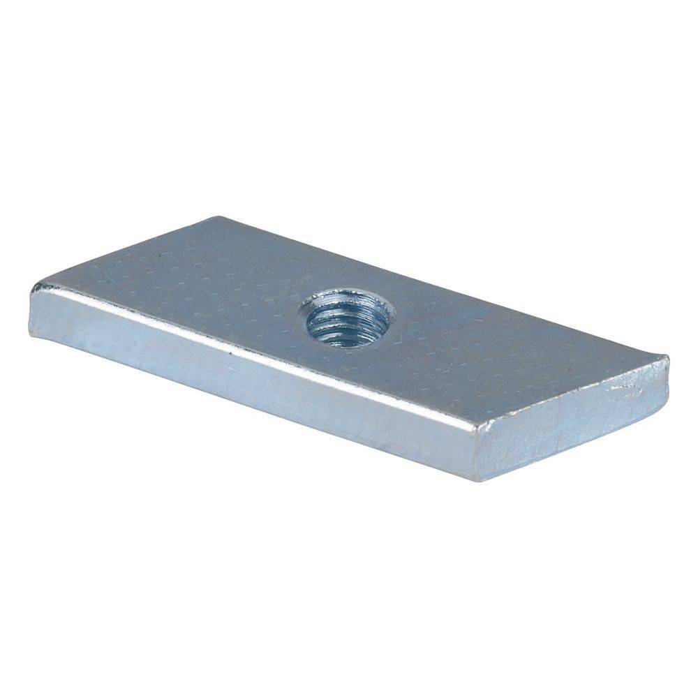Eine rechteckige Metallgewindemutter mit T-Nut und zentraler Gewindebohrung, die zur Befestigung von Komponenten in einer Maschine oder Ausrüstung verwendet wird.