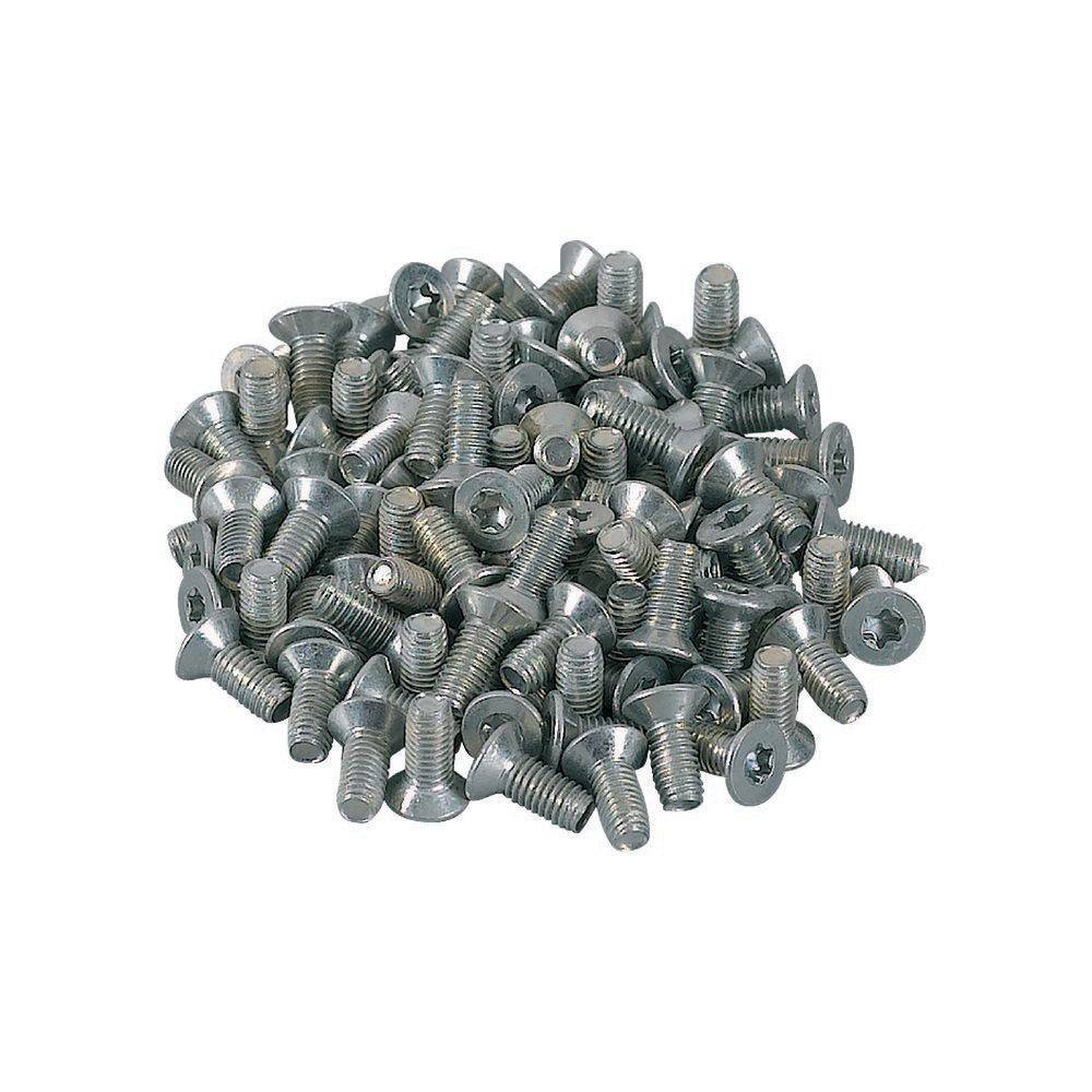 Ein Haufen glänzender Metallschrauben mit flachen, versenkten Köpfen und Kreuzschliff.