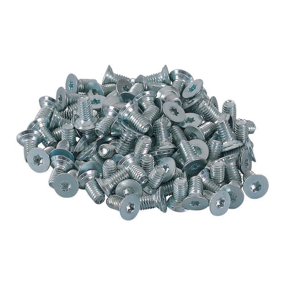 Ein Haufen silberner metallischer Schrauben mit flachen Köpfen und sternförmigen Antriebsöffnungen, die zum Befestigen verwendet werden.