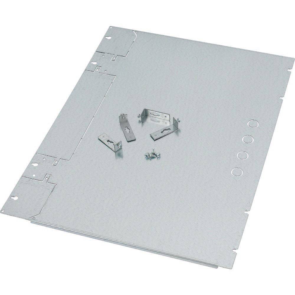 Ein flaches Metallblech mit mehreren Ausschnitten und Löchern, versehen mit kleinen Metallhalterungen und Schrauben, höchstwahrscheinlich zur Montage oder Befestigung.