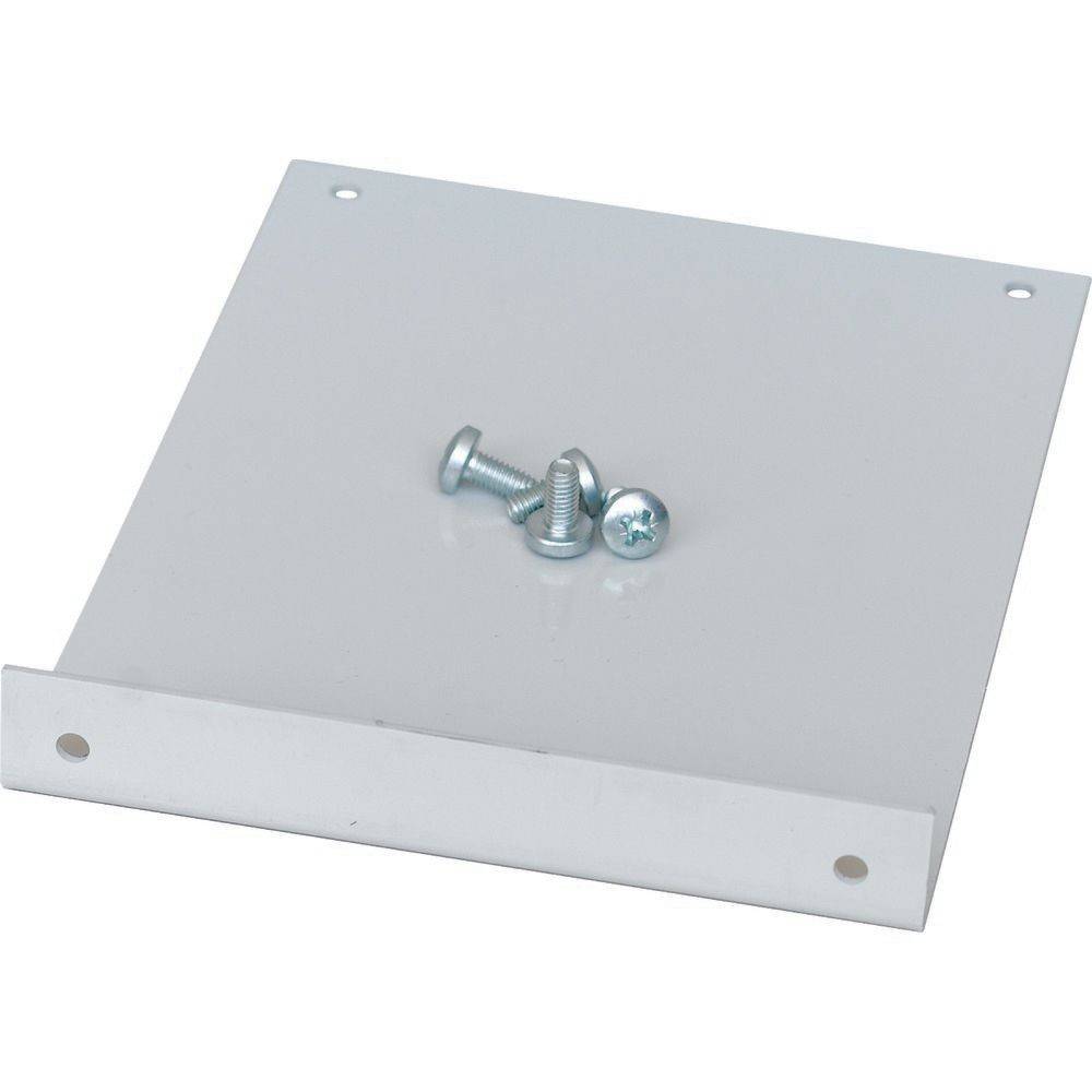 Ein Metallhalter mit zwei Schrauben liegt auf einer flachen Oberfläche.