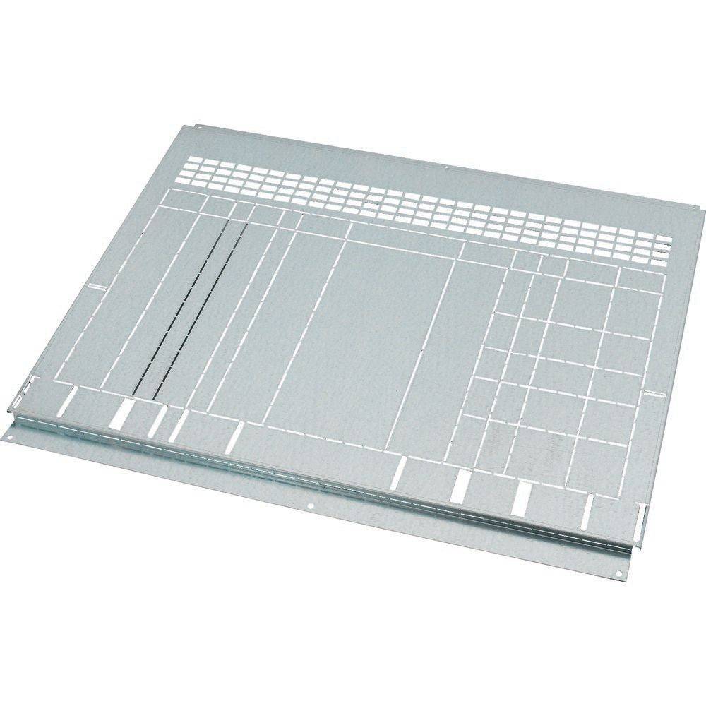 Eine gelochte Metallplatte mit verschiedenen rechteckigen Ausschnitten, die zum Montieren von elektrischen Platten oder Geräten in standardisierten Größen verwendet wird.
