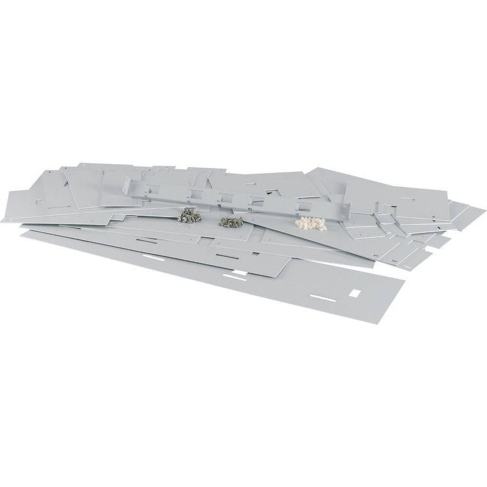 Ein Stapel flacher, grauer Metallplatten mit kleinen rechteckigen Ausschnitten; Schrauben und weiße Kunststoffanker sind darauf verstreut.