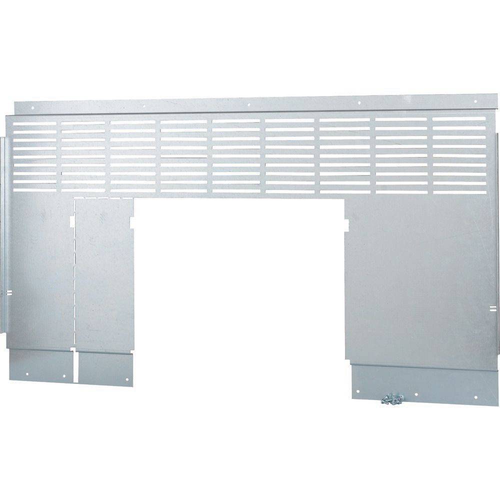 Metall-Kamineinsatz-Zugschutz mit Belüftungsschlitzen, mit rechteckigem Design und verstellbaren Seitenplatten zur Anpassung an verschiedene Kamingröße.