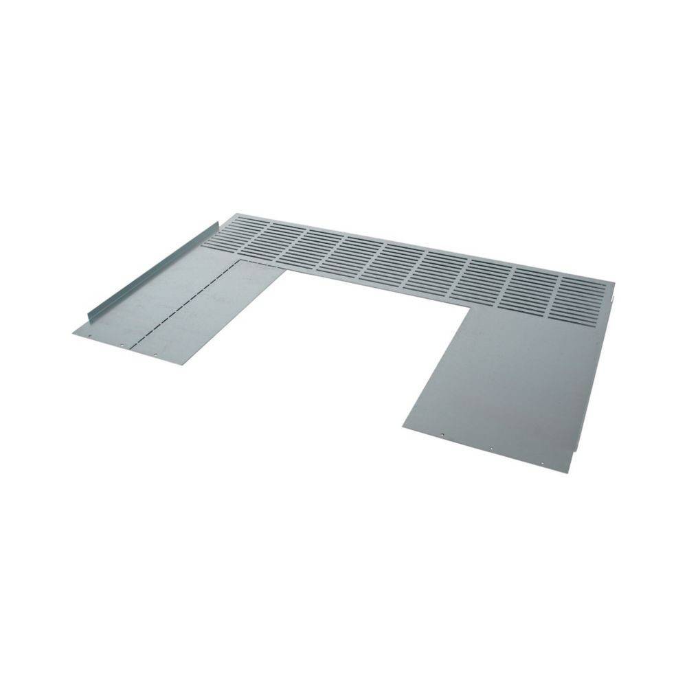 Ein grauer Metalllüftungsdeckel mit geschlitzten Öffnungen, die für die Luftzirkulation konzipiert sind und eine gestufte Bauweise aufweisen, um verschiedene Kanalgrößen zu passen.