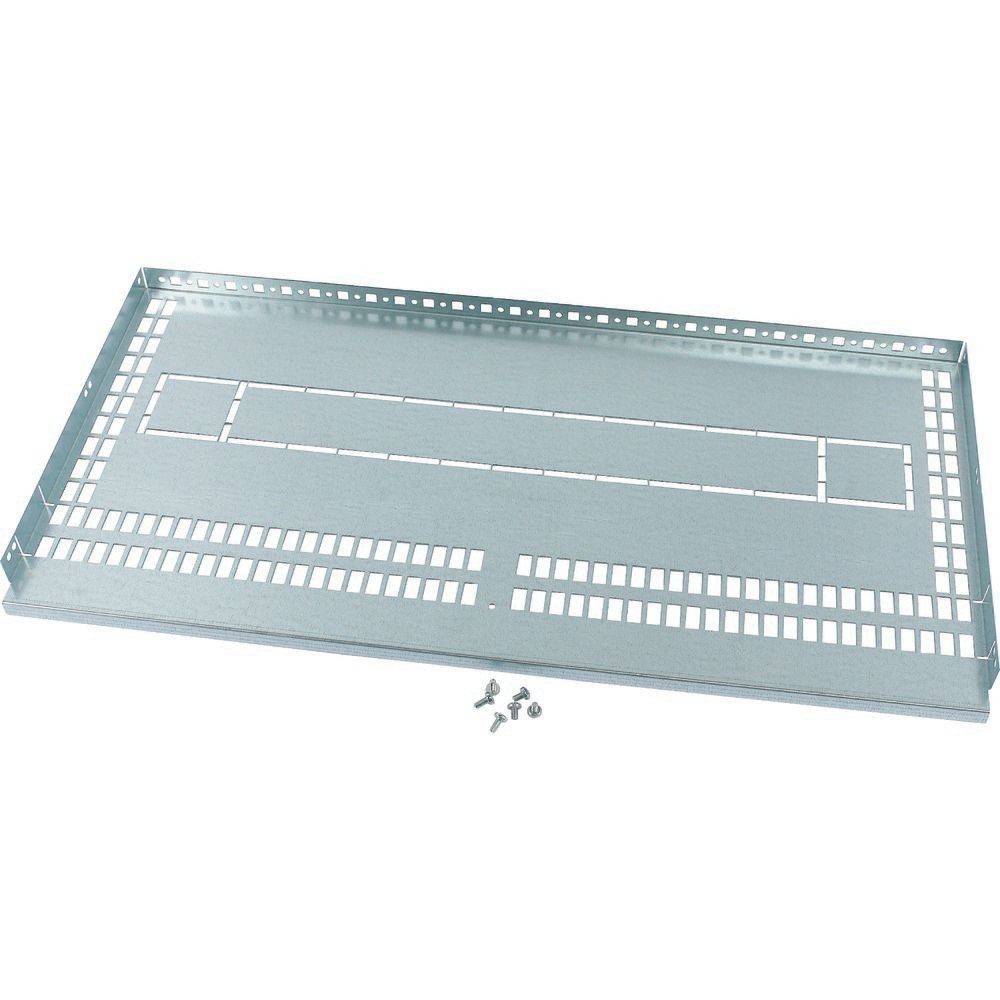 Eine Metallmontageplatine mit Durchbrüchen und vier Schrauben, die zur Befestigung von elektronischen Geräten in einem Schaltschrank oder Gehäuse dient.