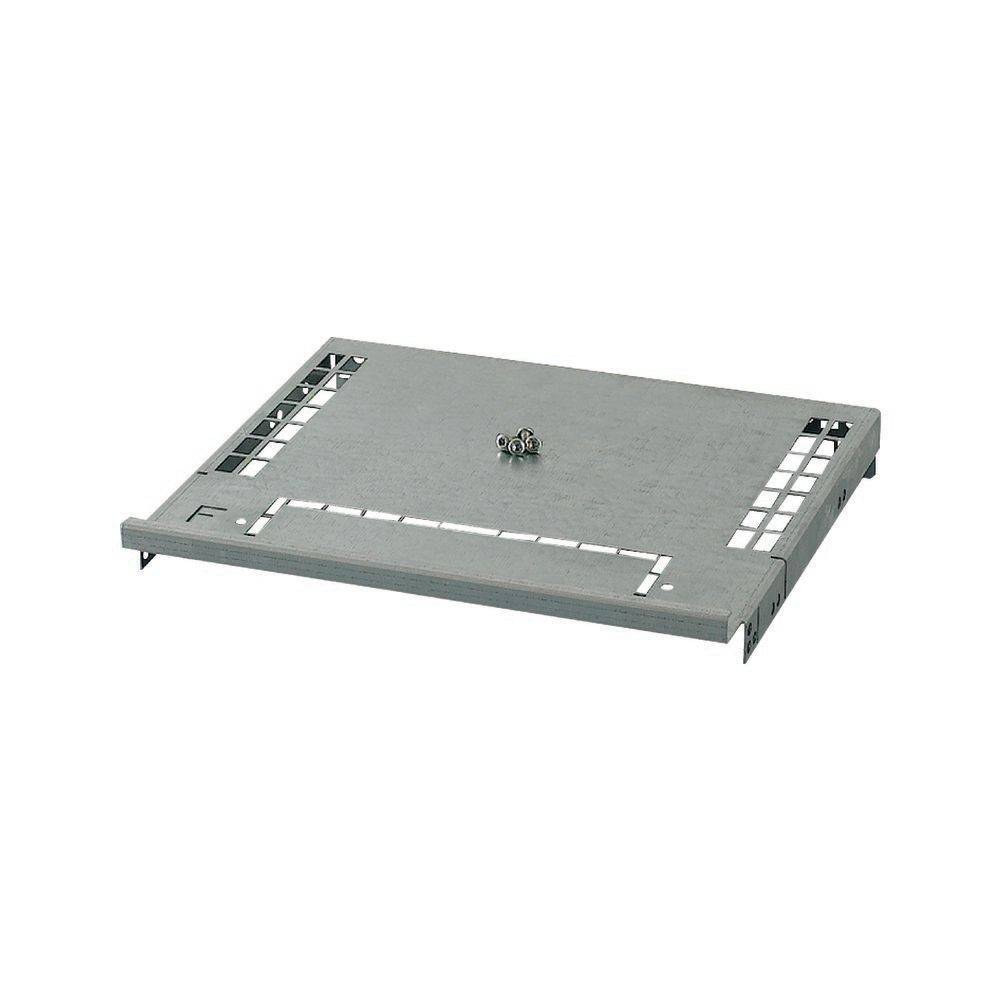 Eine rechteckige Metallbasisplatte mit gitterartigen Ausschnitten und kleinen Schrauben oben, verwendet zum Montieren von elektronischen Komponenten oder Geräten.