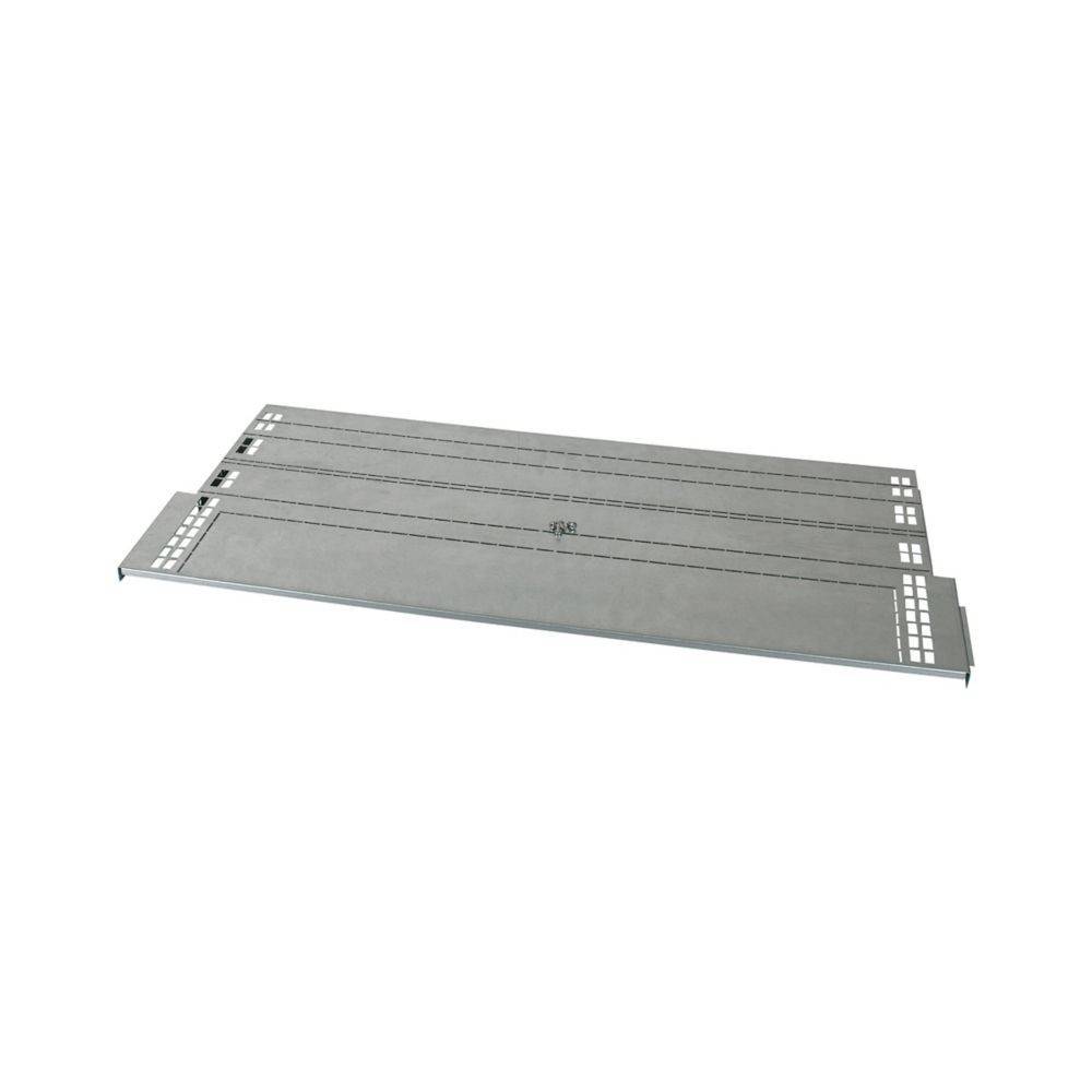 Ein flaches, metallisches Panel mit gelochten Kanten, das typischerweise als Fachboden mit Schlitzen zur Organisation oder Lagerung von Gegenständen in einem Servergestell verwendet wird.