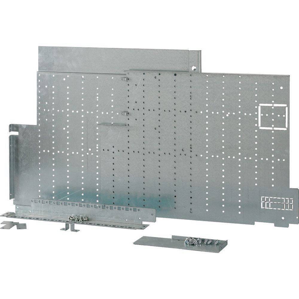 Eine Reihe von gelochten Metallmontageplatten und Halterungen, die für elektrische Installationen verwendet werden, auf einem weißen Hintergrund.