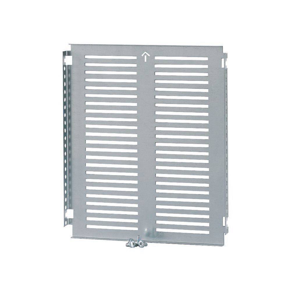 Ein Metallpaneel mit horizontalen Schlitzen, verwendet zur Belüftung oder Luftzirkulation in Geräteschränken.