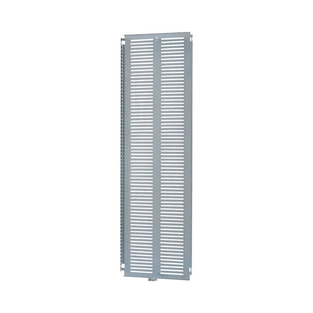 Ein hoher, schmaler grauer Metallbelüftungseinsatz mit horizontalen Schlitzen, möglicherweise zur Luftzirkulation oder Kabelverwaltung in Elektroschränken.