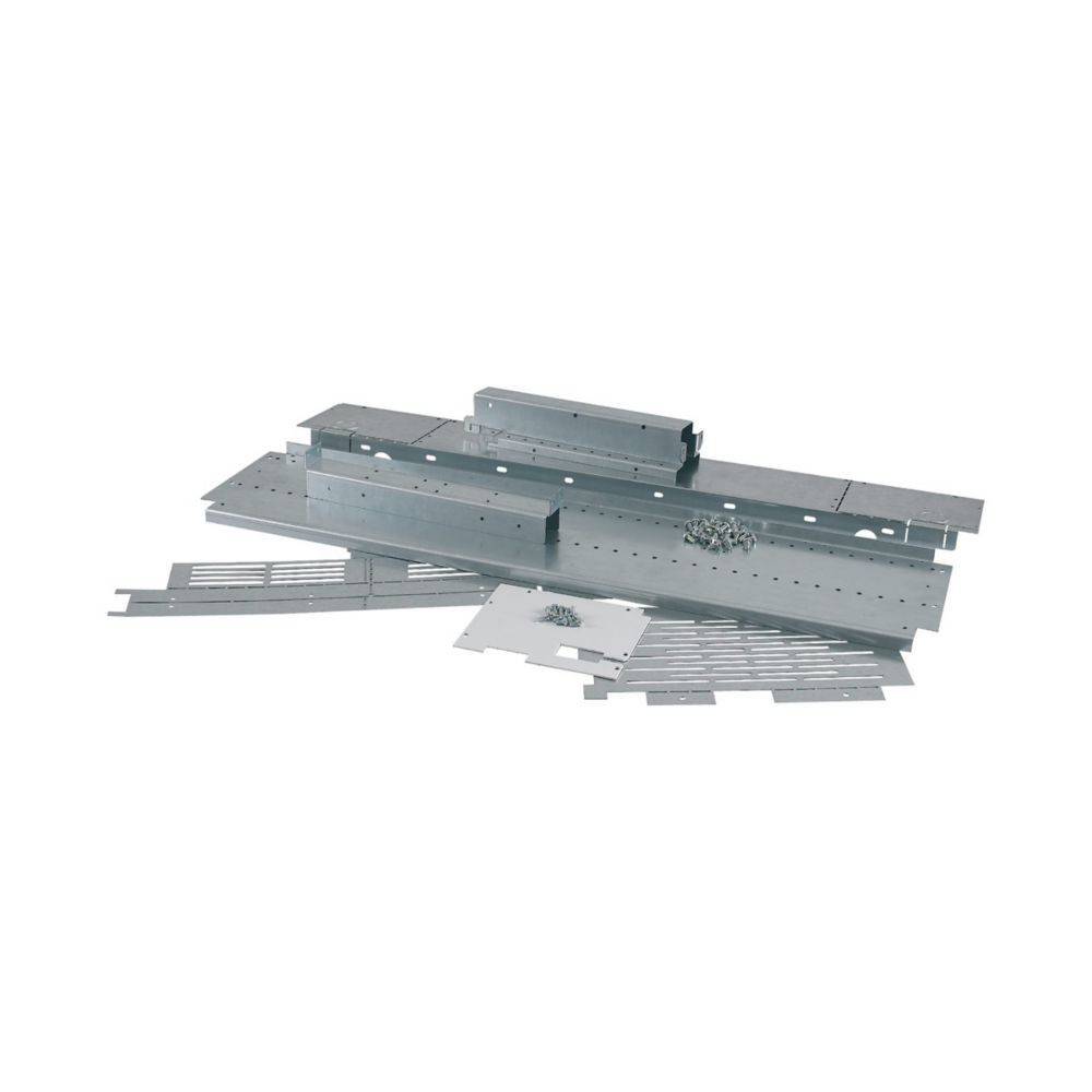 Metallgehäuseteile, einschließlich Platten und Befestigungselementen, auf einer weißen Oberfläche ausgelegt.