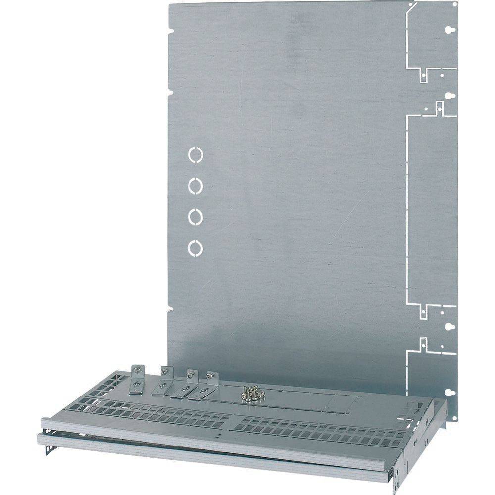 Metallmontagehalterung mit mehreren Durchbohrungen und einer horizontalen Grundfläche. Verwendet zur Unterstützung von elektronischen Ausrüstungsbaugruppen.