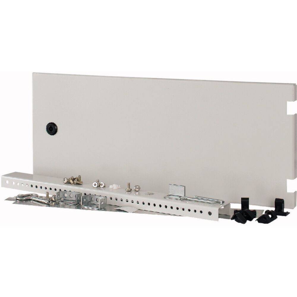 Metall-Montageplatte mit mehreren Löchern und angebrachten Halterungen, entwickelt zum Befestigen von elektrischen oder mechanischen Komponenten in Installationen.