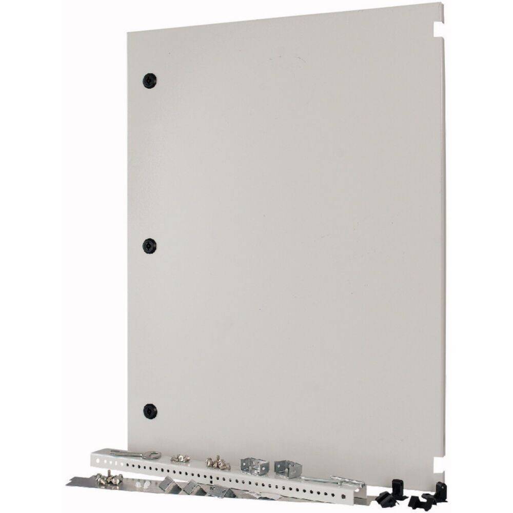 Ein einfaches graues Metallpanel mit Befestigungsbügeln und Schrauben am unteren Ende, konzipiert für die Befestigung in einer industriellen oder elektrischen Anlage.