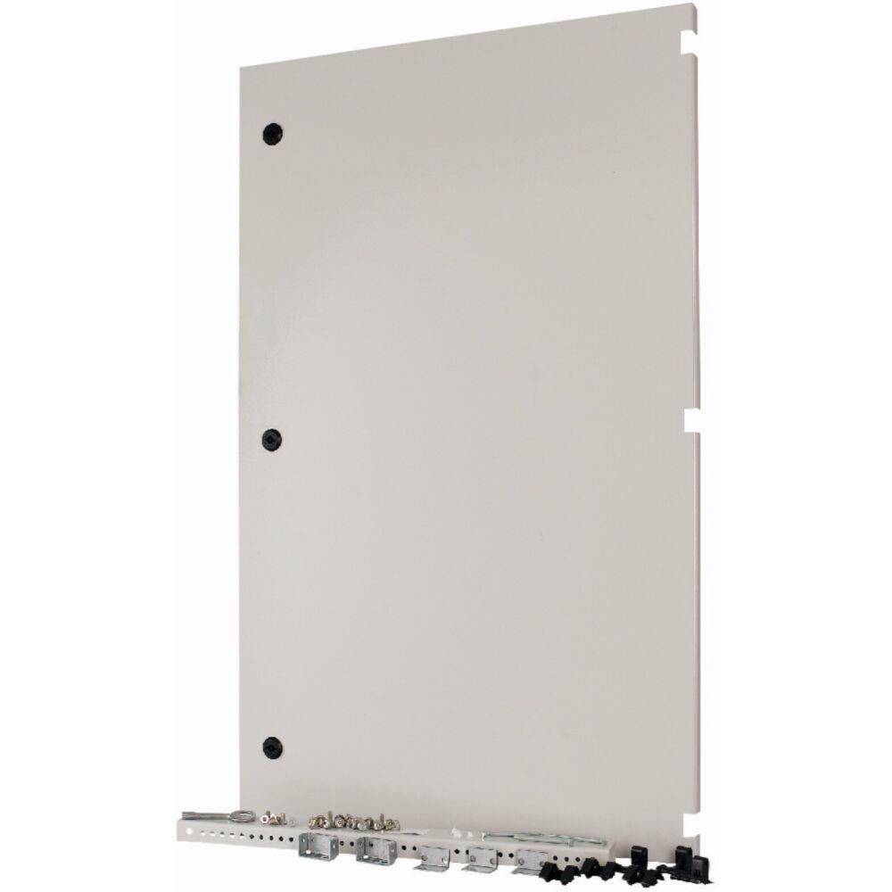 Ein grauer Metallpanel mit Befestigungsmaterial und Schrauben, die am unteren Ende angebracht sind, konzipiert für elektrische oder industrielle Anwendungen.