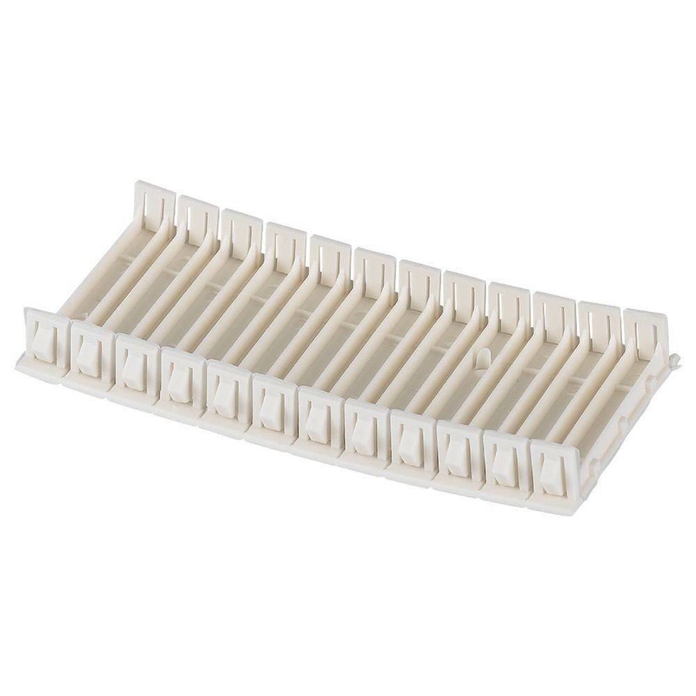 Ein weißer Plastikverbinder mit mehreren Schlitzen, der entwickelt wurde, um elektrische oder Datenkabel sicher zu befestigen.