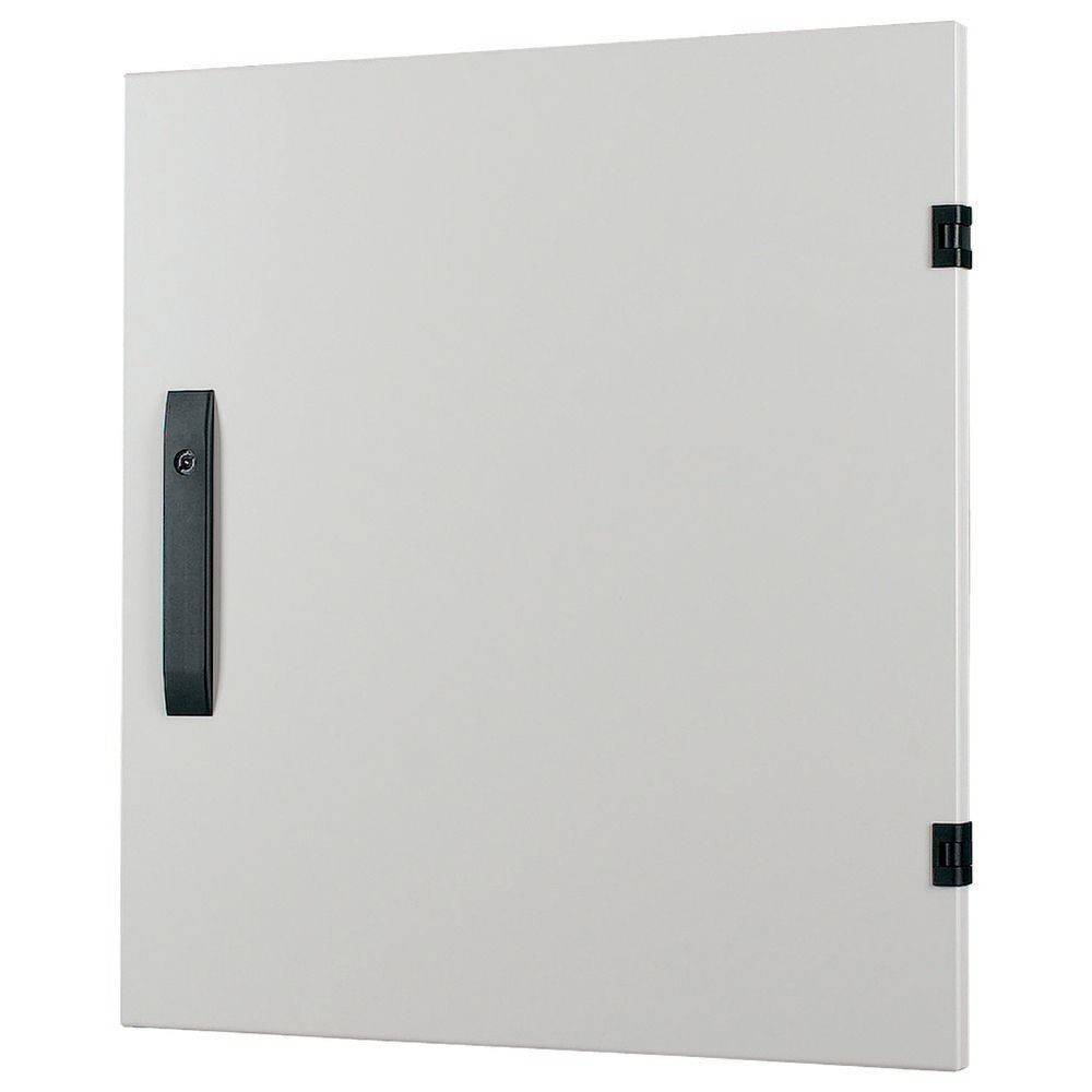 Eine beige Metallschranktür mit einem schwarzen Griff und Scharnieren, ausgelegt für elektrische oder Versorgungseinrichtungen.