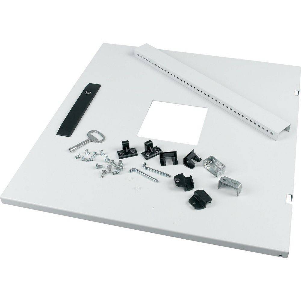 Metallabdeckplatte mit quadratischer Aussparung, verschiedene Befestigungshalterungen und kleine Hardwareteile darauf platziert.