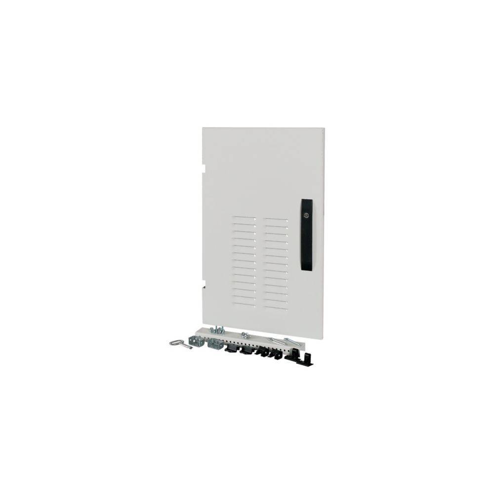 Eine weiße elektrische Gehäusetür mit einem flachen Griff, Lüftungsschlitzen und verschiedenen Befestigungselementen, die darunter angebracht sind.
