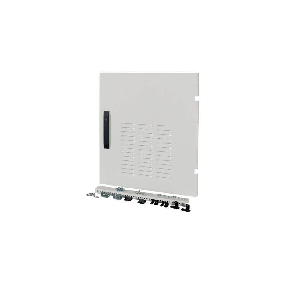 Ein weißes Metallpaneel mit einem Griff und Lüftungsschlitzen, begleitet von verschiedenen Befestigungshardware-Teilen, die höchstwahrscheinlich für Installationszwecke vorgesehen sind.