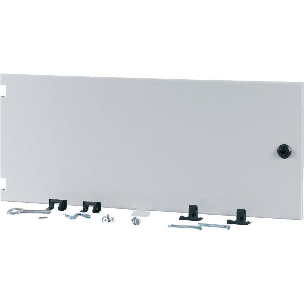 Ein schlichtes weißes Panel mit vier schwarzen Klammern und verschiedenen kleinen Metallteilen, die davor platziert sind. Auf der rechten Seite befindet sich ein schwarzer Knopf.