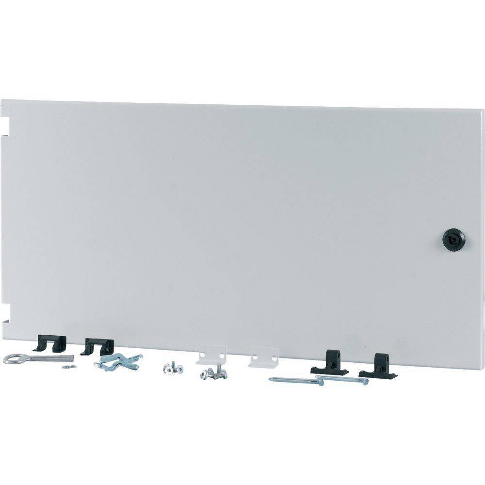 Metallpaneel mit einem Schlüsselloch auf der rechten Seite, umgeben von verschiedenen kleinen Hardware-Teilen wie Schrauben, Halterungen und Befestigungselementen.