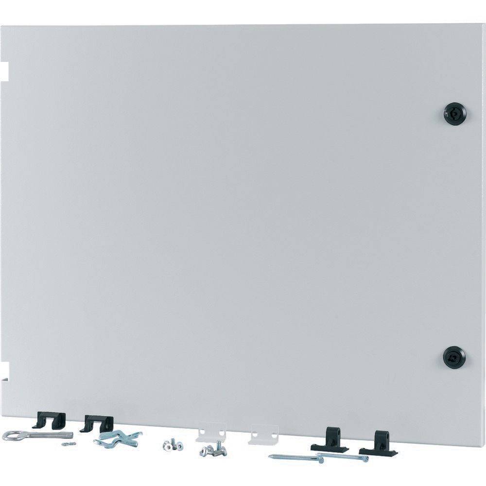 Graues Metallpanel mit mehreren Halterungen und Schrauben, die vorne angeordnet sind und Montagekomponenten andeuten.