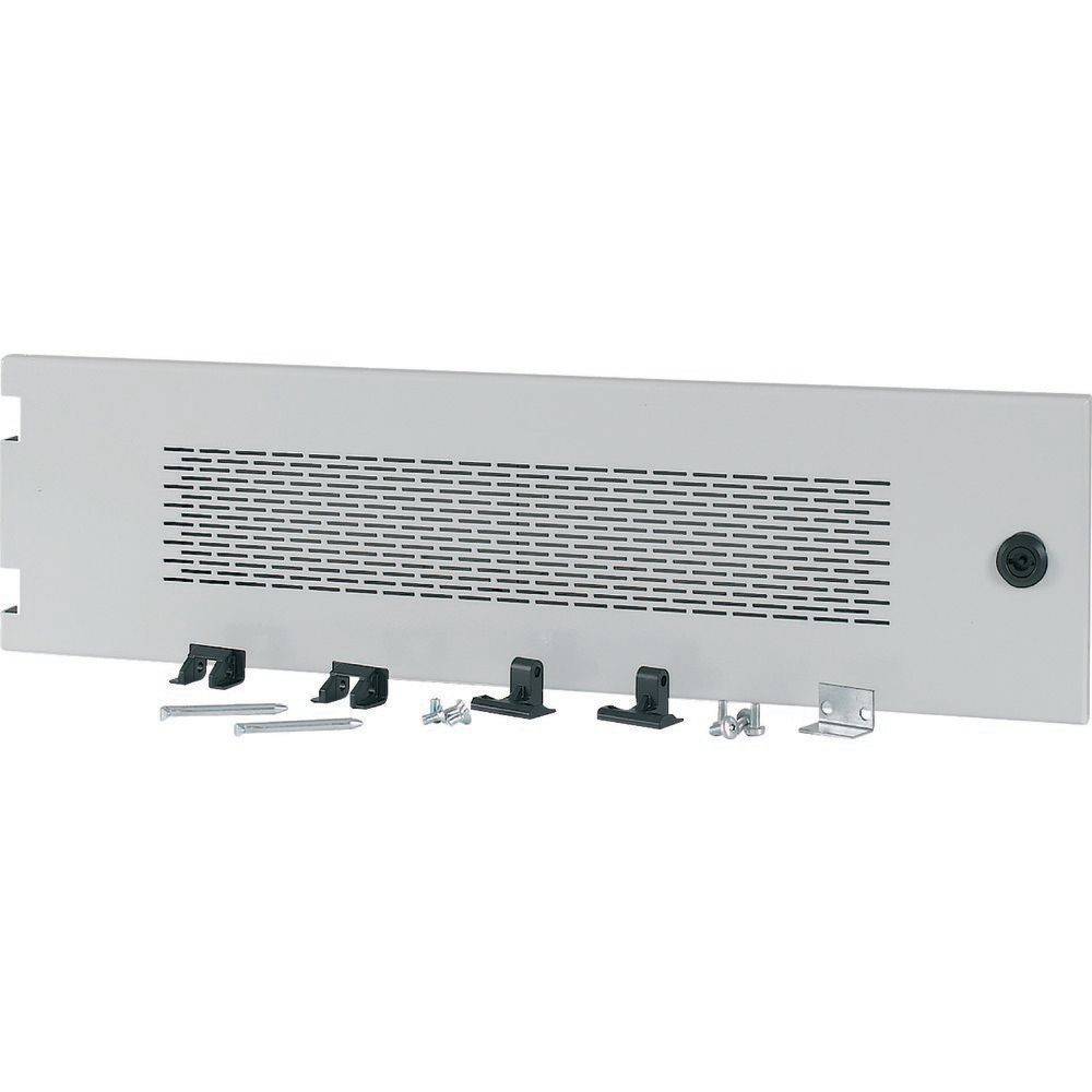 Metallserver-Rackpanel mit gelochtem Design zur Belüftung, ausgestattet mit Montagehalterungen und Schrauben, die davor ausgelegt sind.