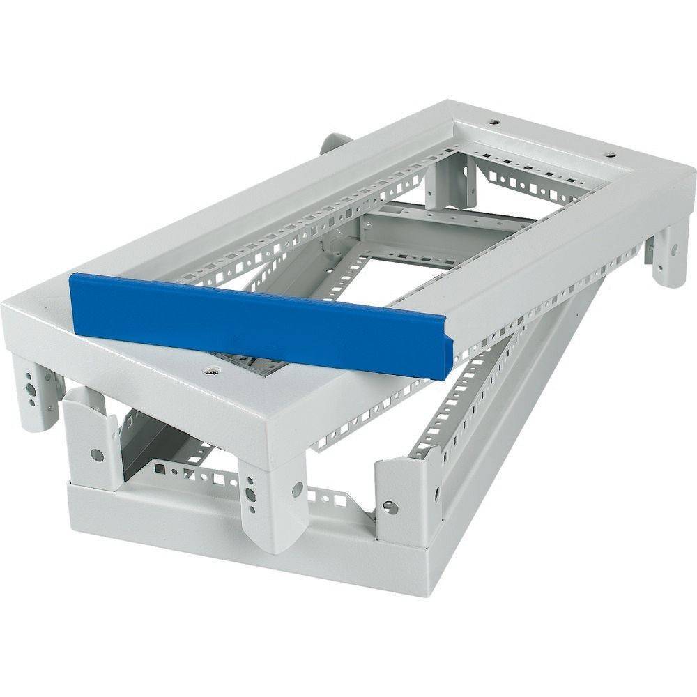 Eine Metallkabelmanagement-Ablage mit blauer Frontabdeckung wird aus einem Seitenwinkel gezeigt und präsentiert ihr strukturelles Design und Befestigungsmerkmale.