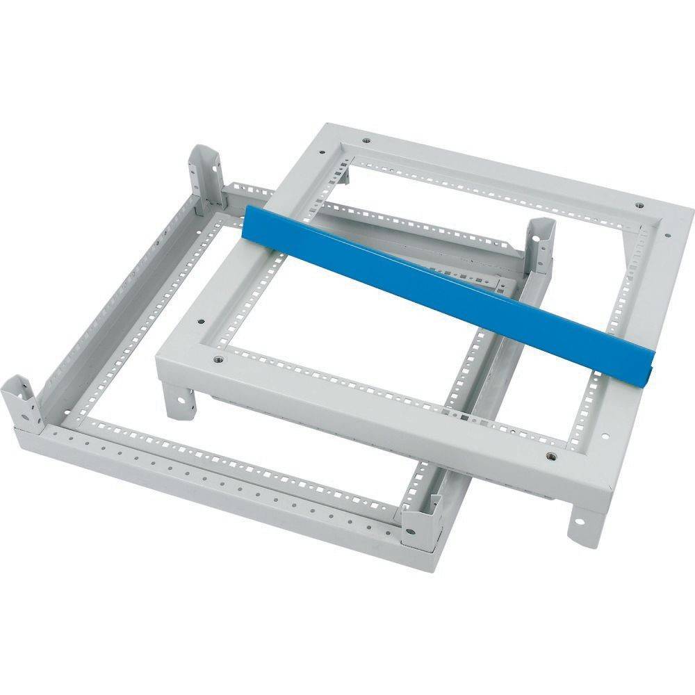 Ein Metallrahmenregal mit einem blauen Träger, wahrscheinlich zur Lagerung oder Abstützung verwendet, auf weißem Hintergrund.