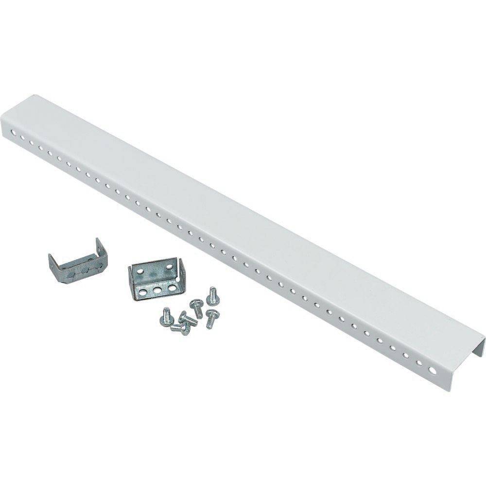 Eine weiße, perforierte Metallstange mit Löchern entlang ihrer Länge, versehen mit einer Metallhalterung und mehreren Schrauben. Ideal für Installationszwecke.