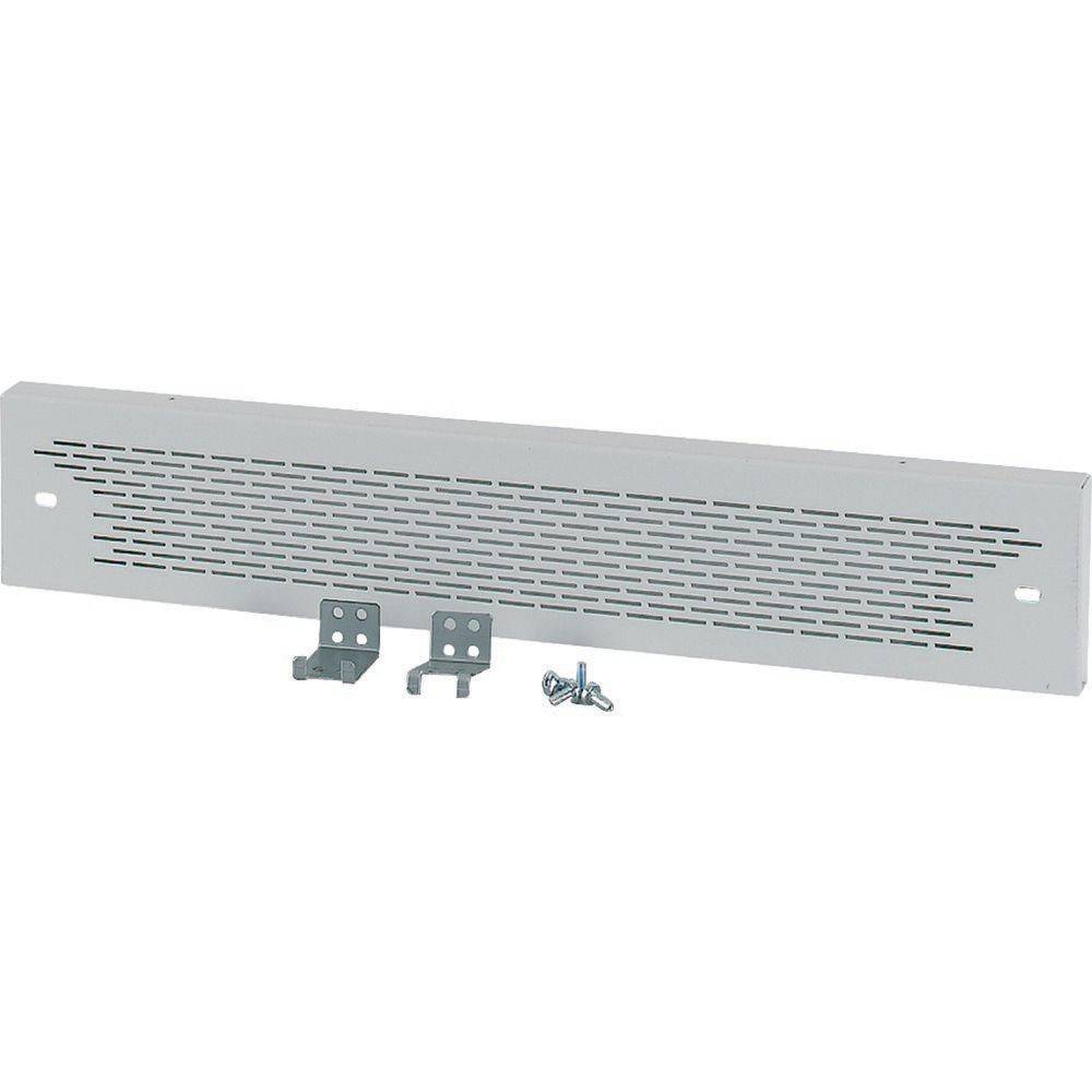 Ein rechteckiger weißer Lüftungssockel mit perforierten Schlitzen, zwei Metallhalterungen und Schrauben zur Montage.
