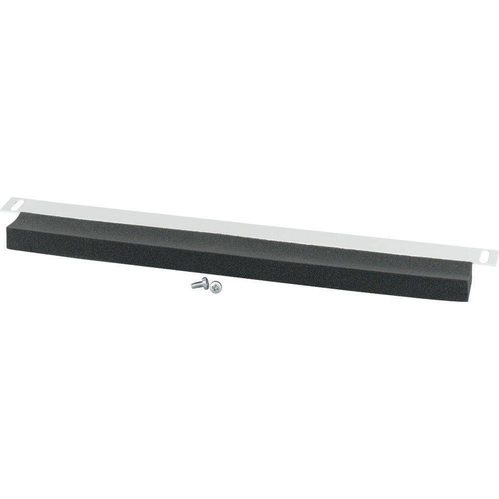 Ein Metall-Rack-Einbaupanel mit einem schwarzen Schaumstoffeinsatz und Schrauben, konzipiert zur Organisation und zum Schutz von Kabeln in Serverracks.